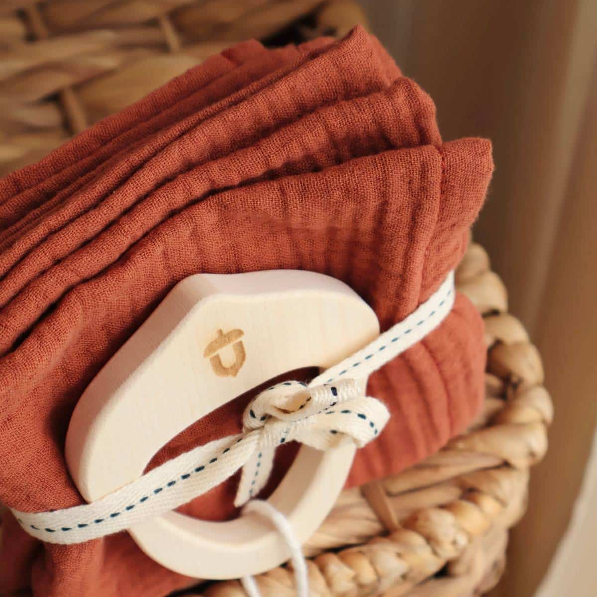 Holz Beißring mit Musselintuch, Terrakotta