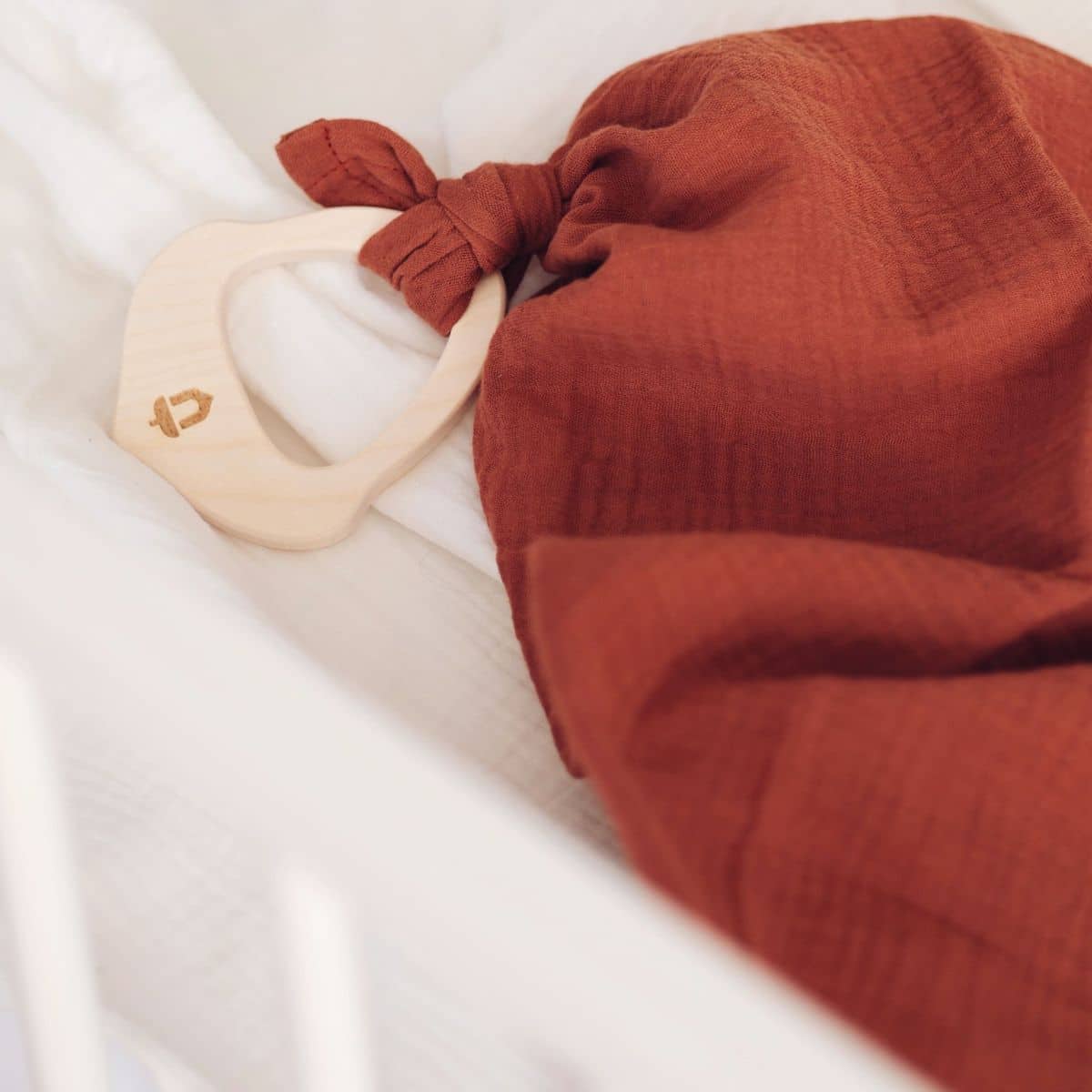 Holz Beißring mit Musselintuch, Terrakotta