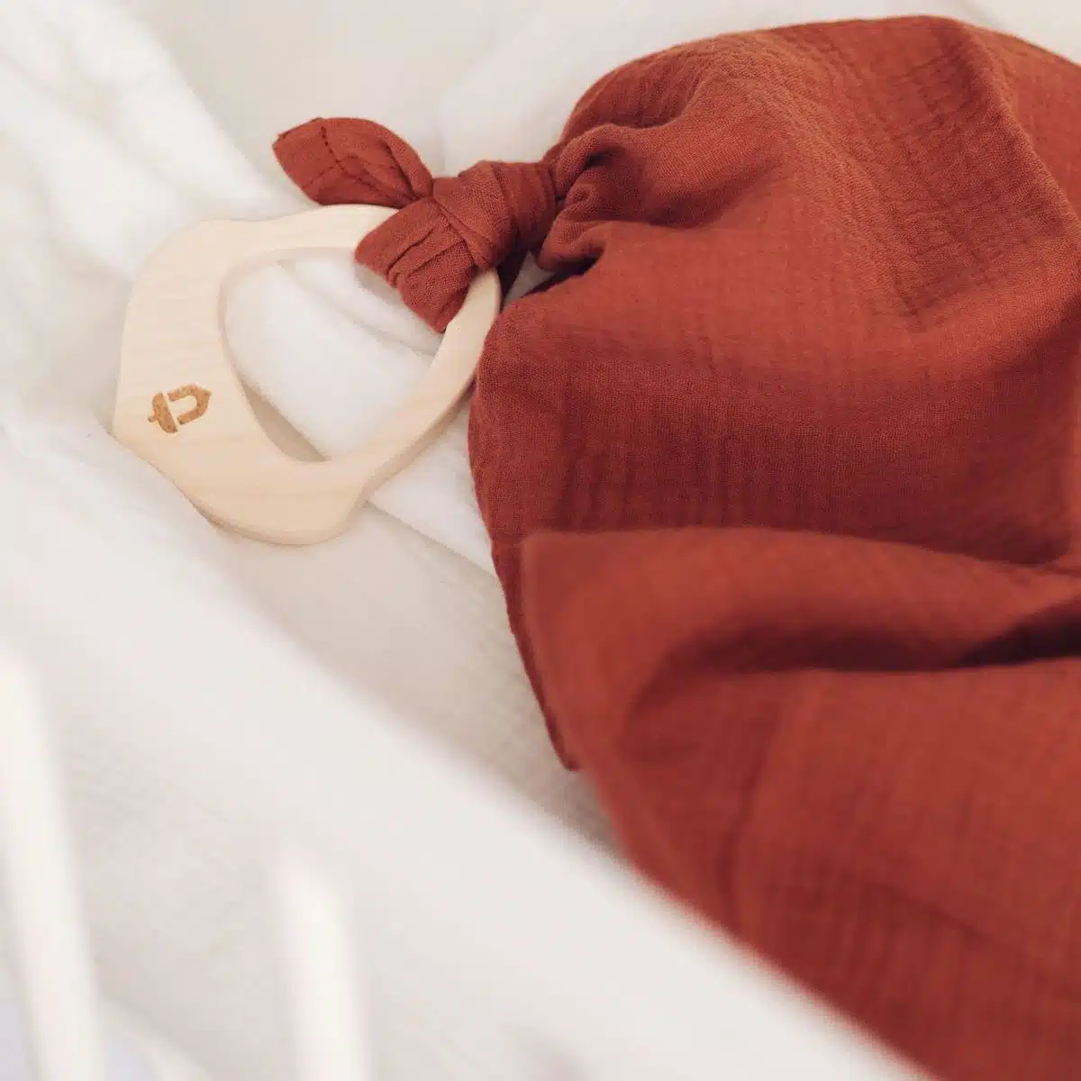 Holz Beißring mit Musselintuch, Terrakotta