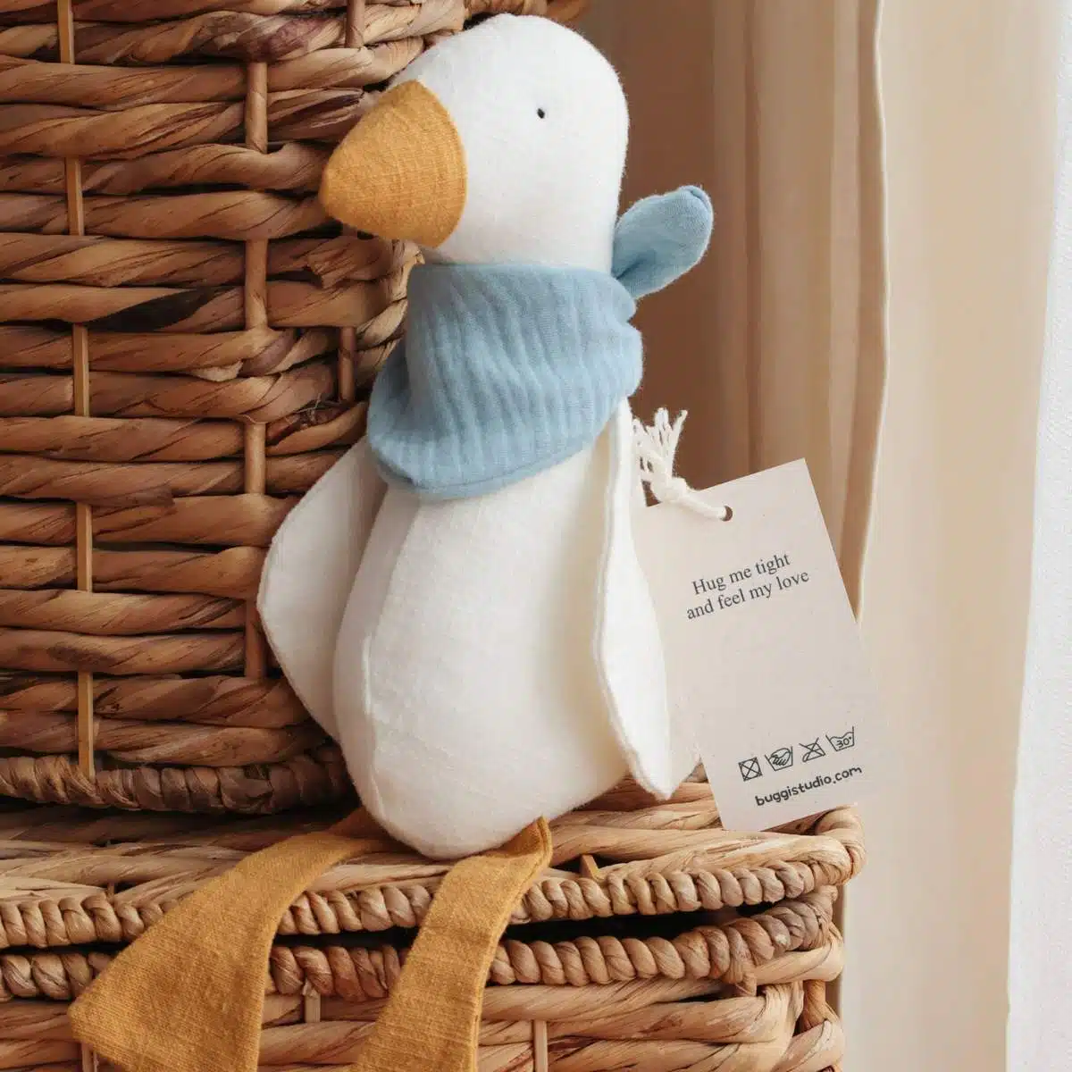 Gans mit blauem Musselinschal, Leinen