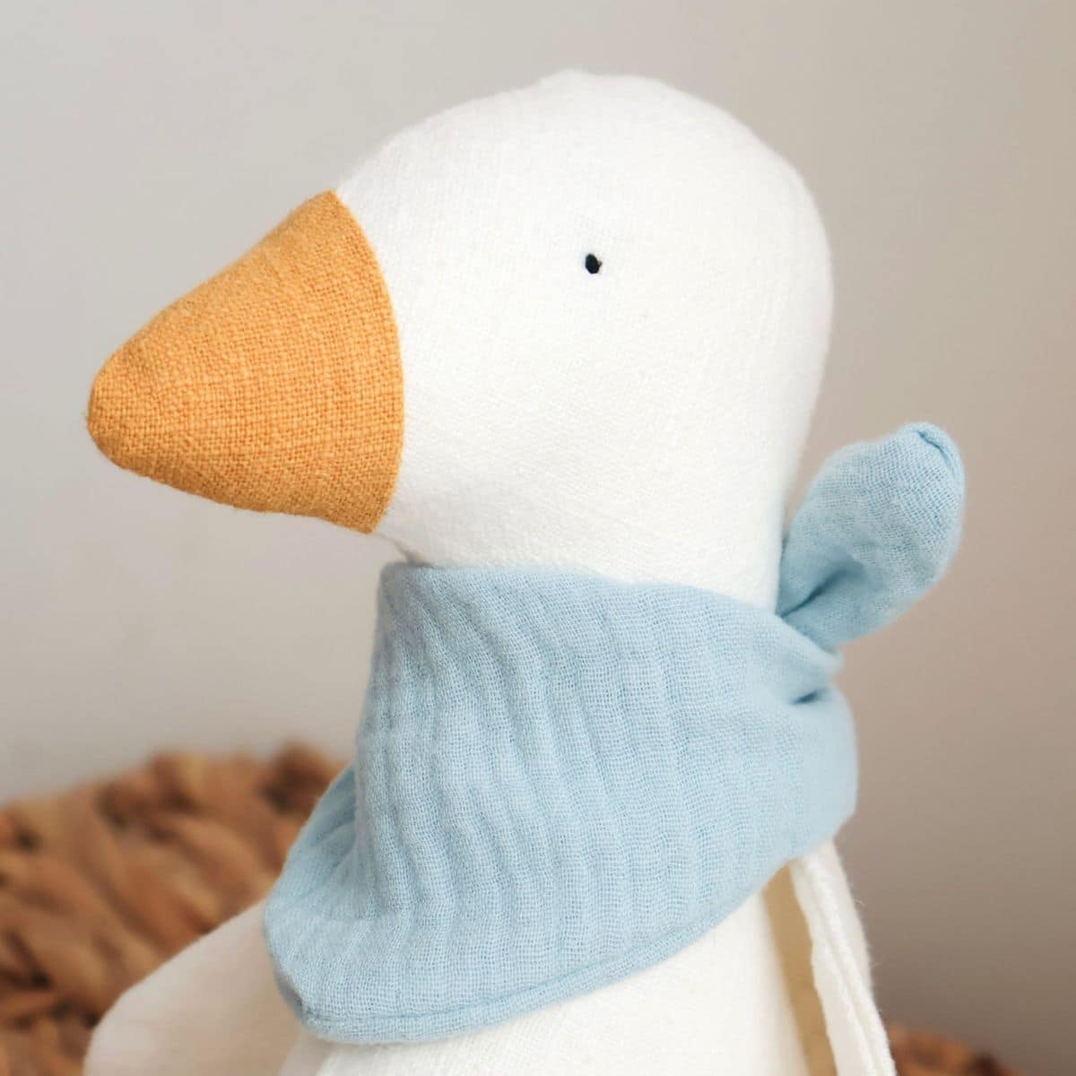 Gans mit blauem Musselinschal, Leinen