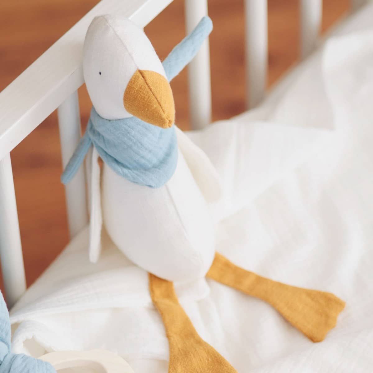 Gans mit blauem Musselinschal, Leinen