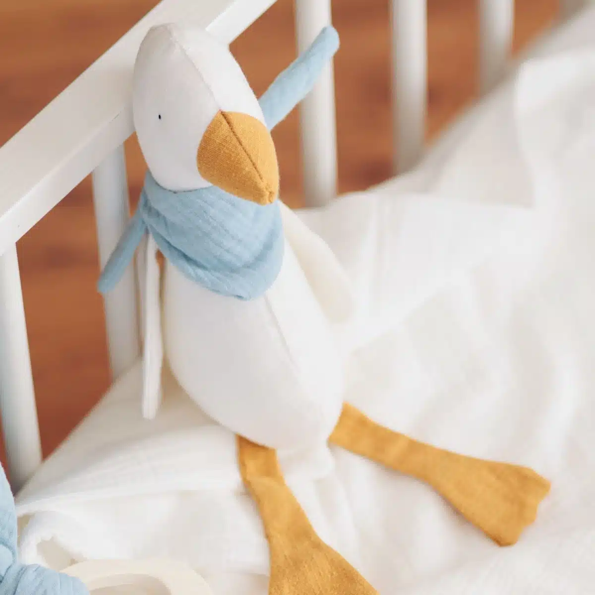 Gans mit blauem Musselinschal, Leinen