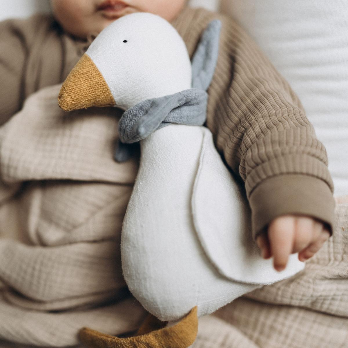 Gans mit blauem Musselinschal, Leinen