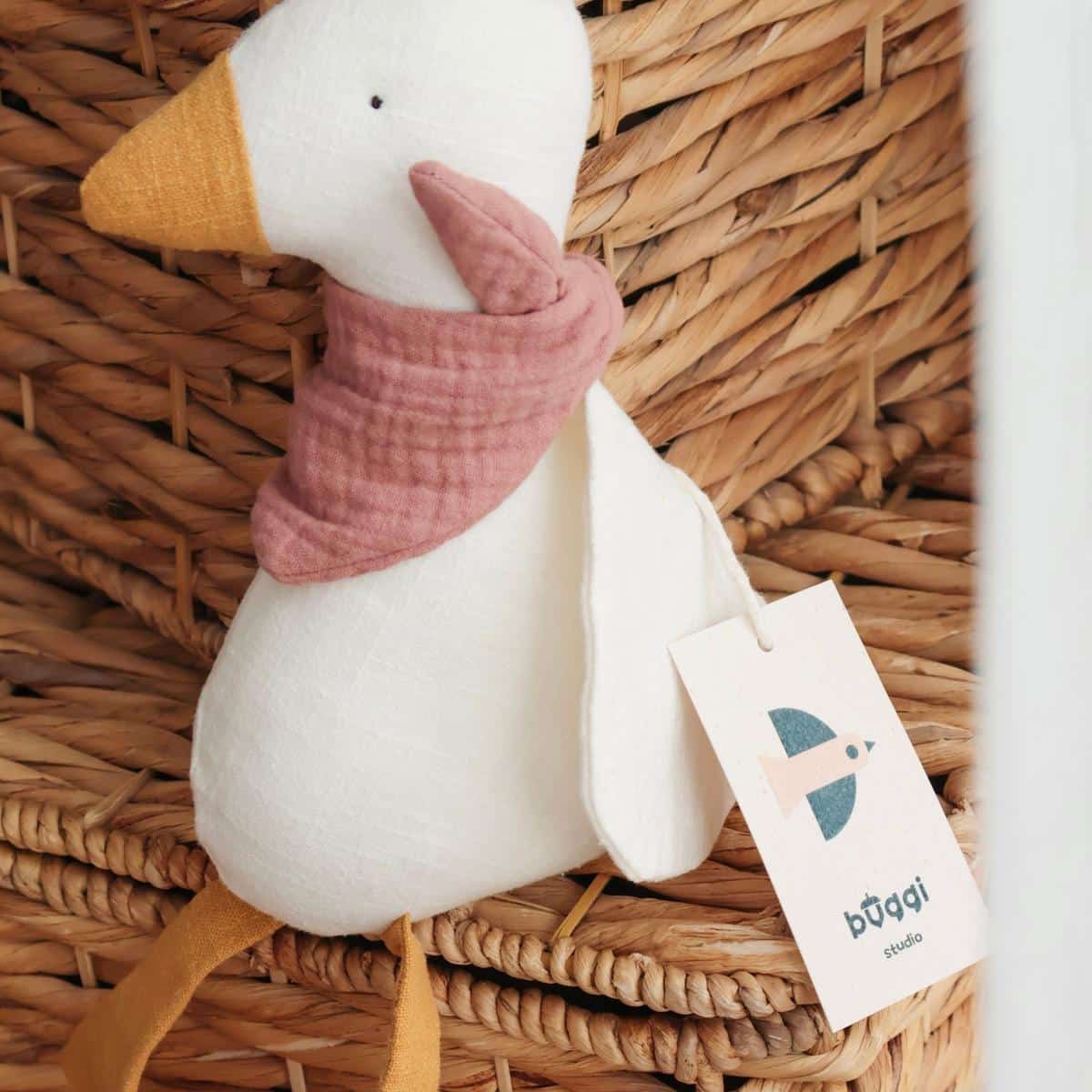 Gans mit rosa Musselinschal, Leinen