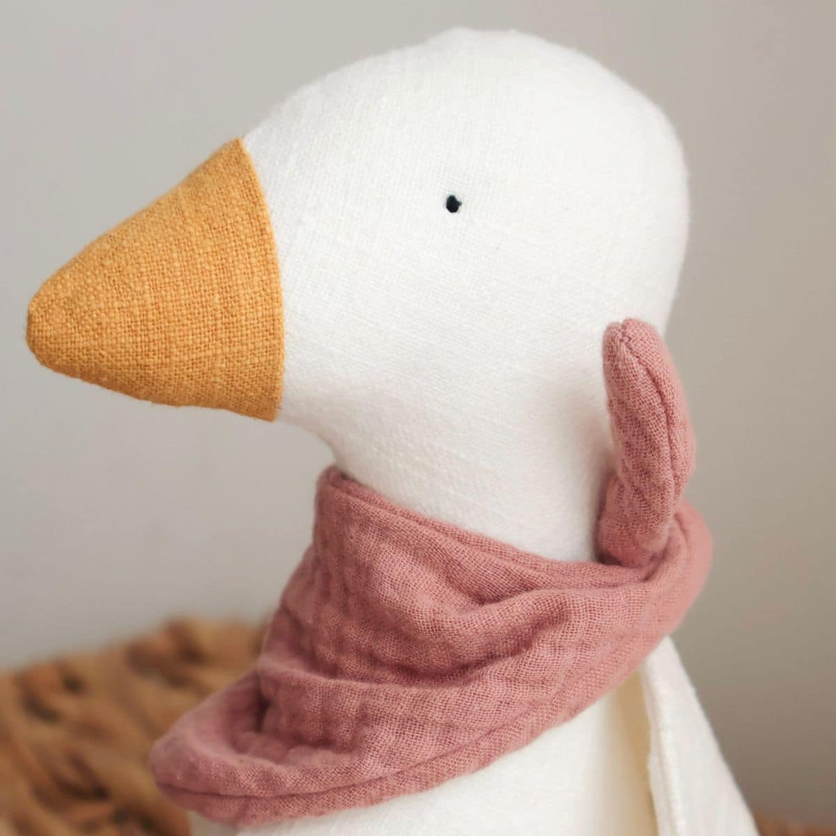 Gans mit rosa Musselinschal, Leinen
