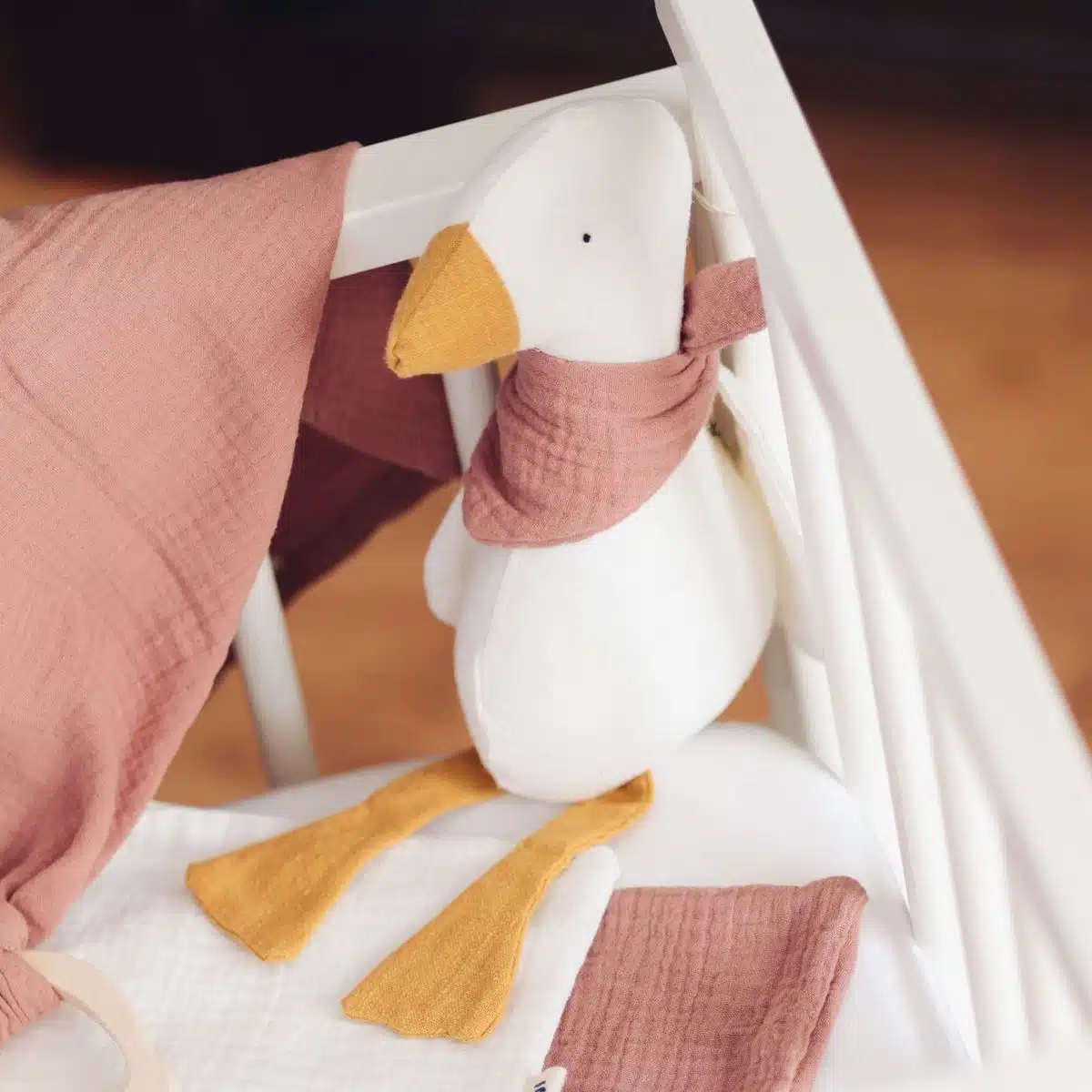 Gans mit rosa Musselinschal, Leinen