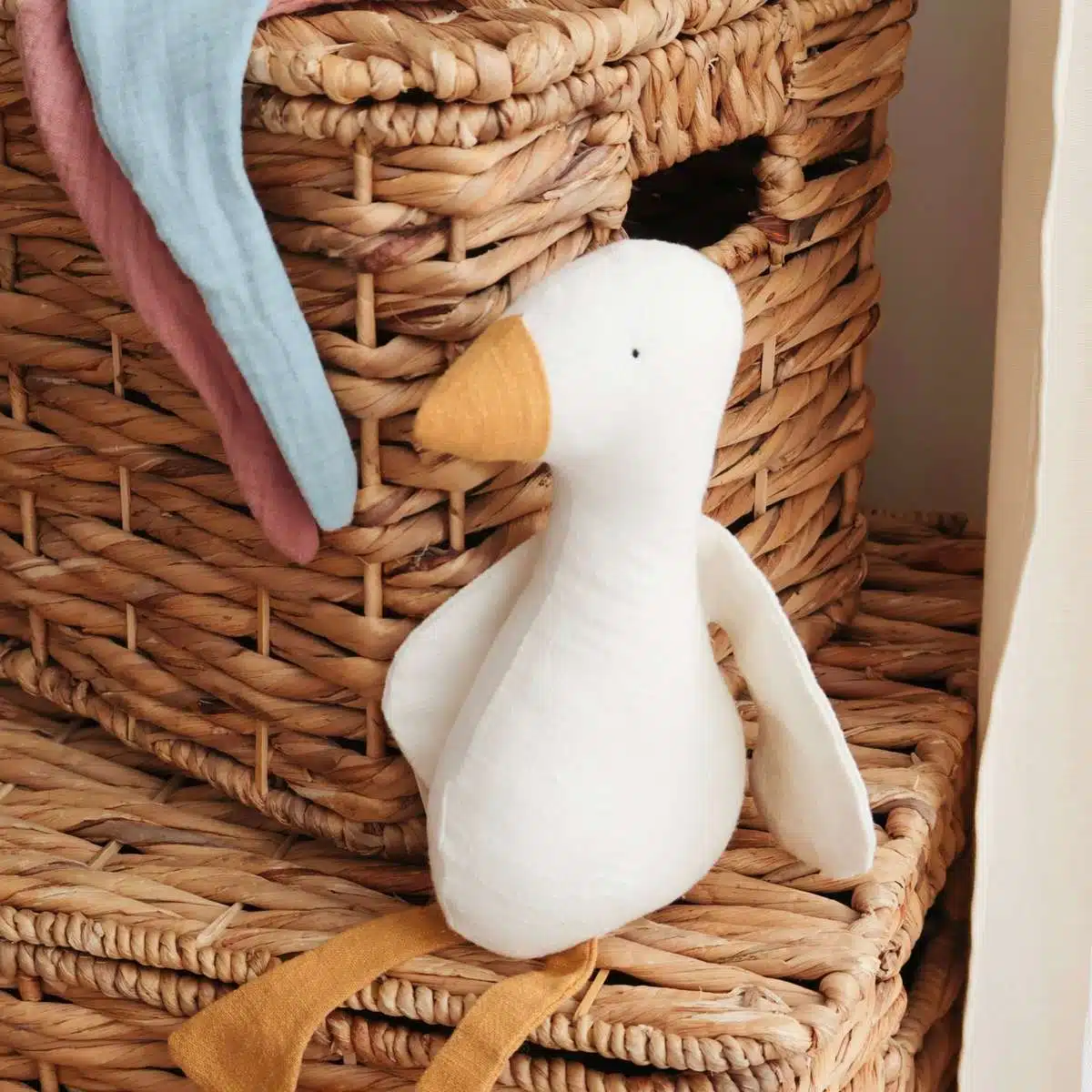 Gans mit rosa Musselinschal, Leinen