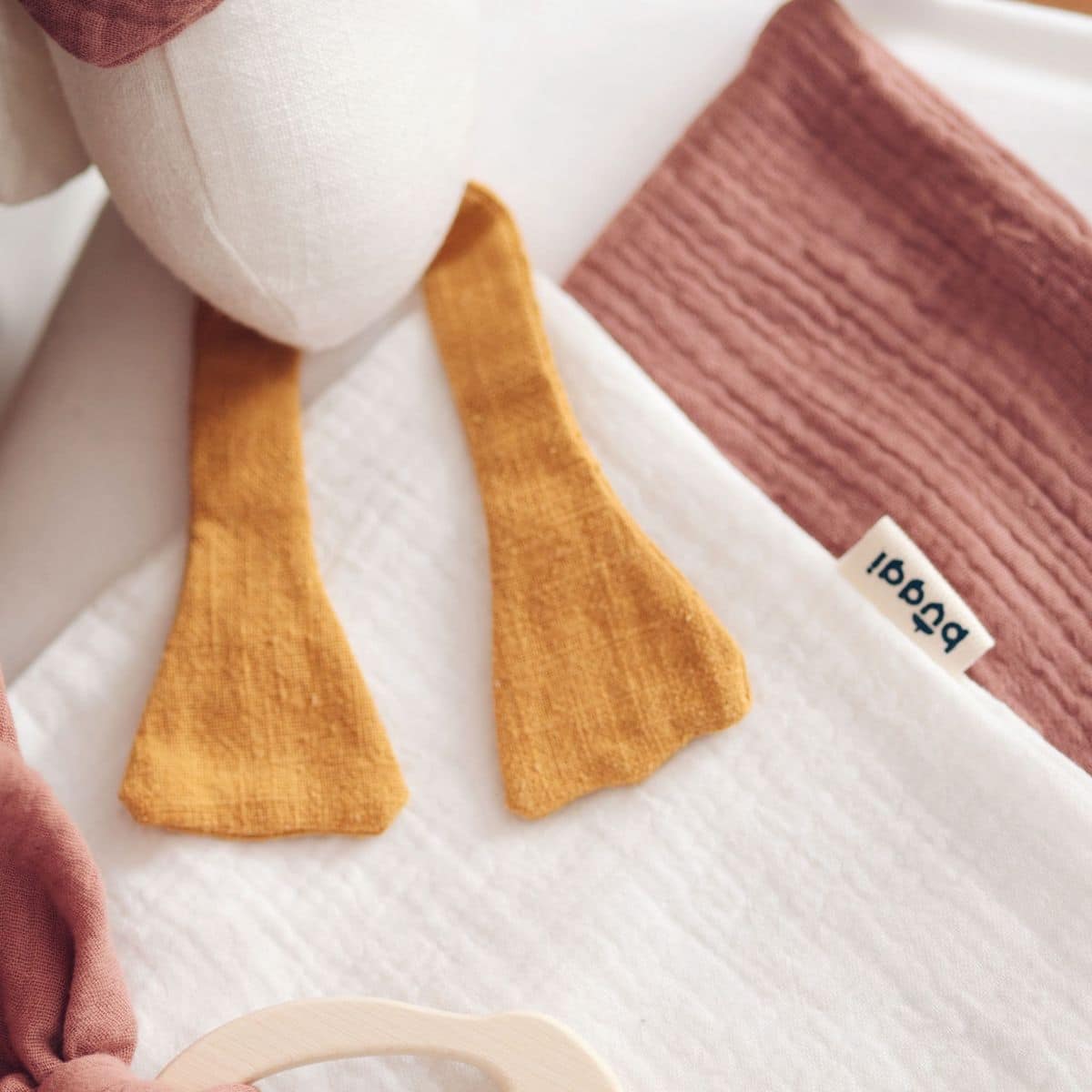 Gans mit rosa Musselinschal, Leinen