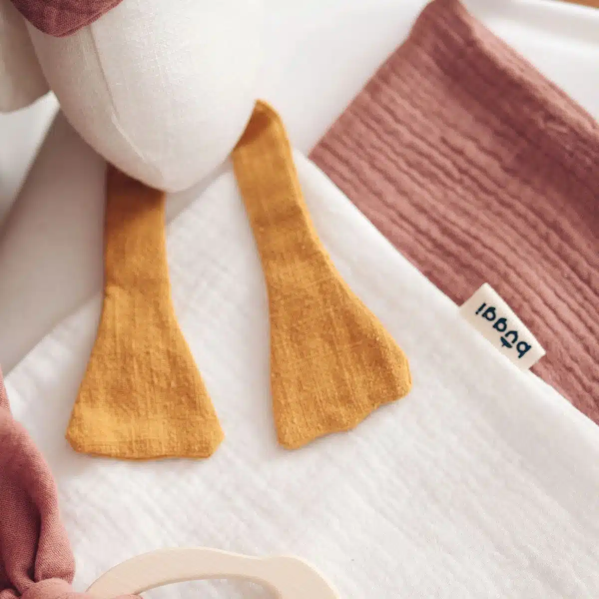 Gans mit rosa Musselinschal, Leinen