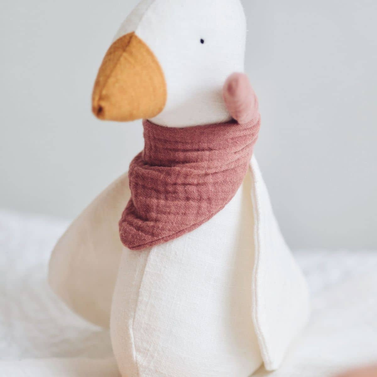 Gans mit rosa Musselinschal, Leinen